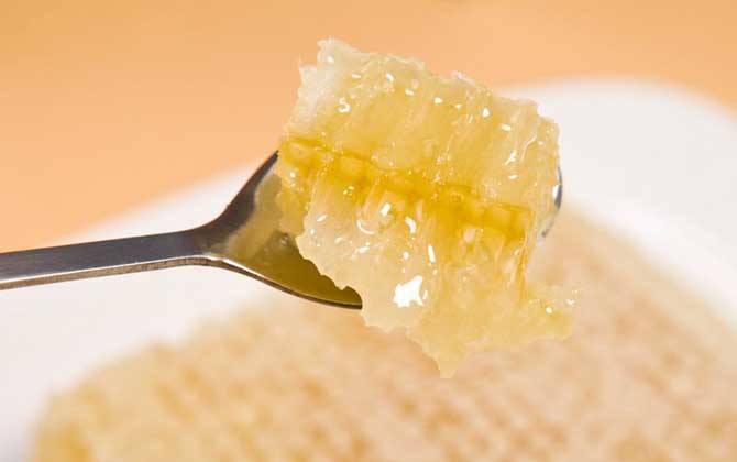 蜂蜜买多了吃不完怎么保存？可以放冰箱吗？
